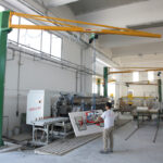 Column and bracket jib crane with tie-rod girder jib